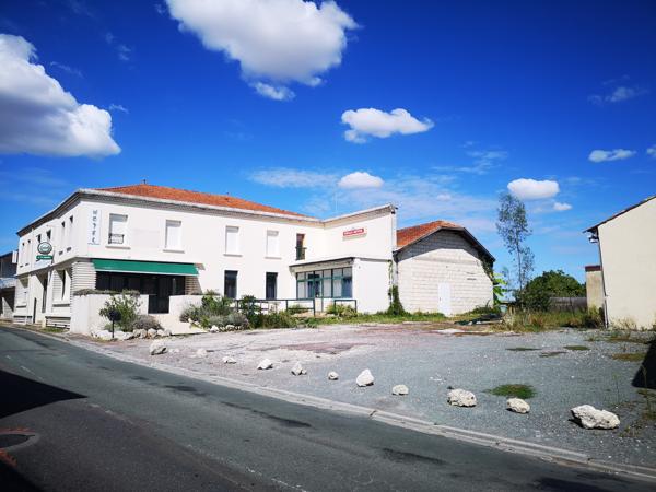 Jonzac (17500) Immeuble de 16 pièces d'environ 650 m² avec parking et jardin privatif