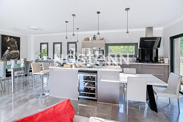 Maison Draguignan 5 pièces 155 m2 + couloir de nage 12X3 + garage sur terrain de 4092m²