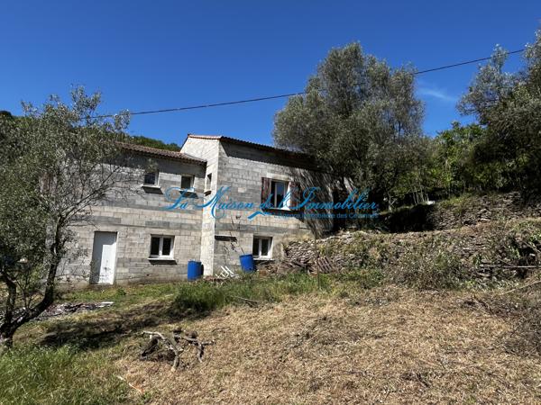 Saint Ambroix à proximité des commodités maison de plain pied avec grand garage de 46m² sur 2382m² avec forage