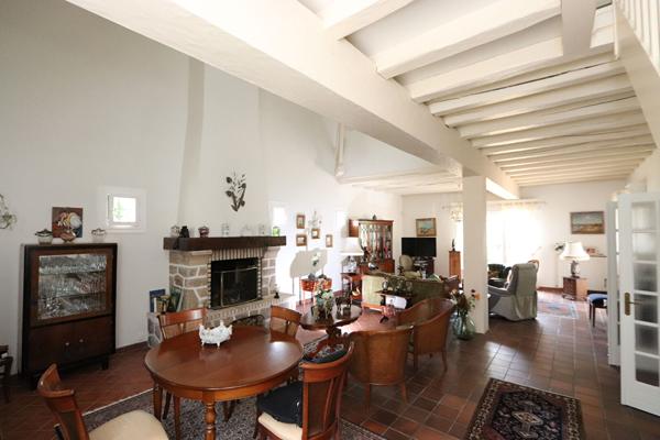 Vaste propriété de 225m² habitables sur terrain de 1919 m² arboré et paysagé - 5 chambres