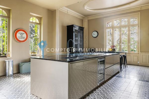 Propriete
                                                                                                                                                                                                                                                                                                                        25 pièce(s)                                                                                                                                                                                                          20 chambre(s)                                                                                                                                                                                                          1000  m²