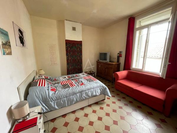 MAISON DE MAITRE ENV 128M² HABITABLES 3 CHAMBRES ET COUR