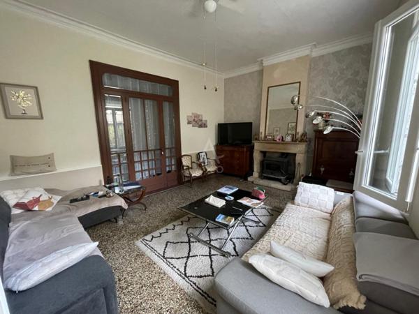 MAISON DE MAITRE ENV 128M² HABITABLES 3 CHAMBRES ET COUR