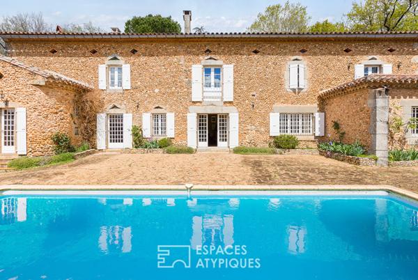 Belle bâtisse en pierre au coeur d’un parc arboré avec piscine