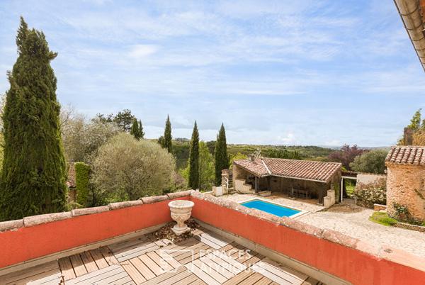 Belle bâtisse en pierre au coeur d’un parc arboré avec piscine