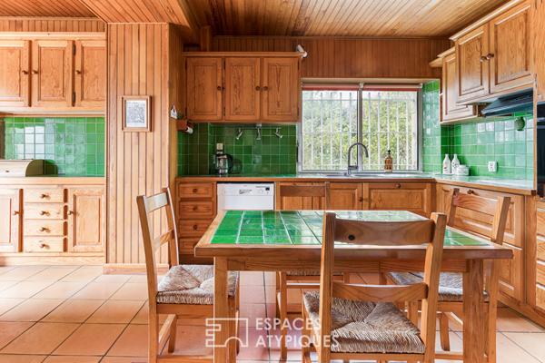 Belle bâtisse en pierre au coeur d’un parc arboré avec piscine