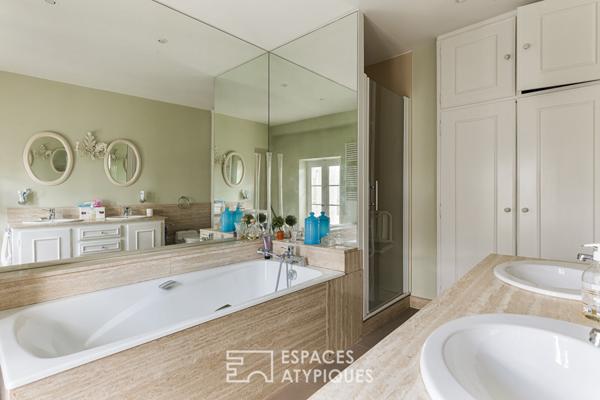 Belle bâtisse en pierre au coeur d’un parc arboré avec piscine