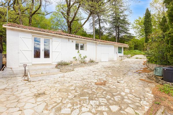 Belle bâtisse en pierre au coeur d’un parc arboré avec piscine