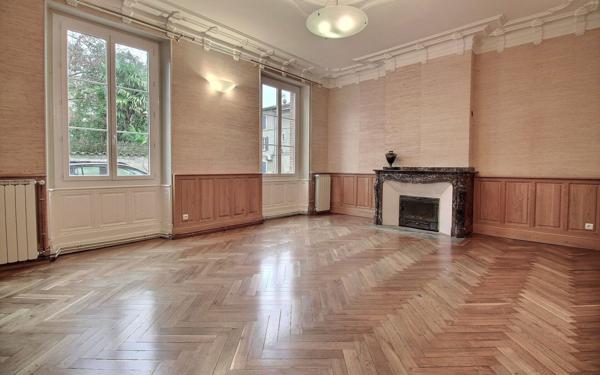 Maison à louer    7 pièces •  Saint-Sulpice-la-Pointe