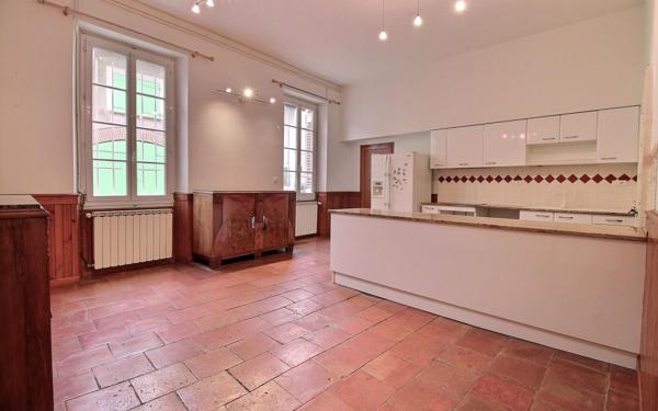 Maison à louer    7 pièces •  Saint-Sulpice-la-Pointe