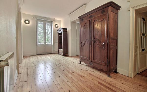 Maison à louer    7 pièces •  Saint-Sulpice-la-Pointe