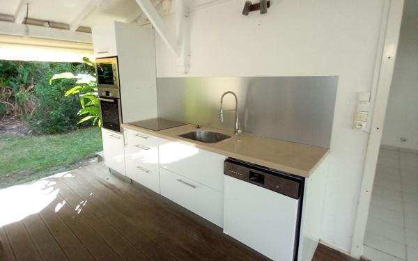 Immeuble à vendre    15 pièces •  Le Gosier