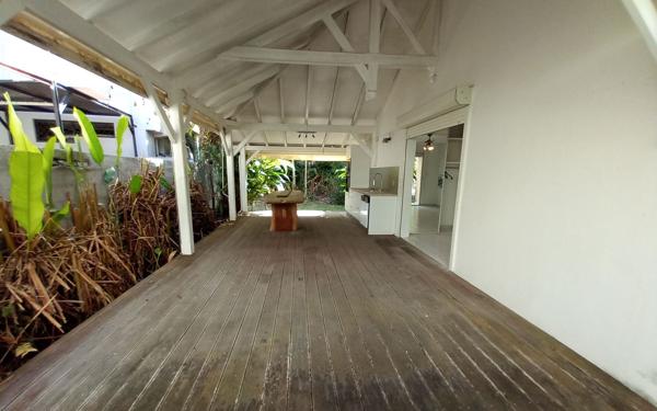 Immeuble à vendre    15 pièces •  Le Gosier