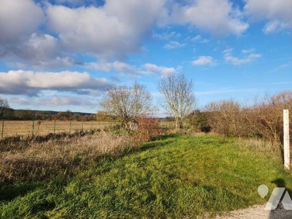 À vendre - Terrain de loisirs à Laferté-sur-Aube.
À seulement 5 minutes de Ville-sous-la-Ferté...