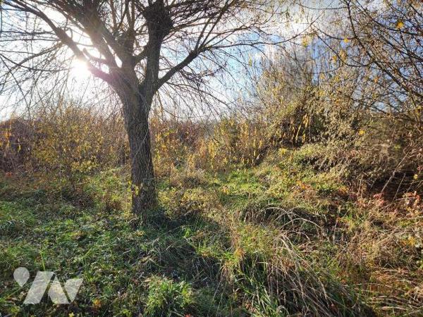 À vendre - Terrain de loisirs à Laferté-sur-Aube.
À seulement 5 minutes de Ville-sous-la-Ferté...