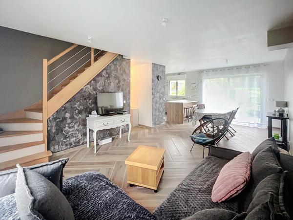 Pavillon aux portes de Peronne, face au canal