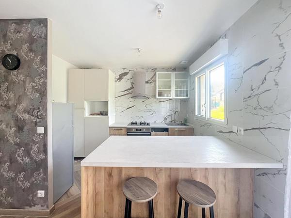 Pavillon aux portes de Peronne, face au canal