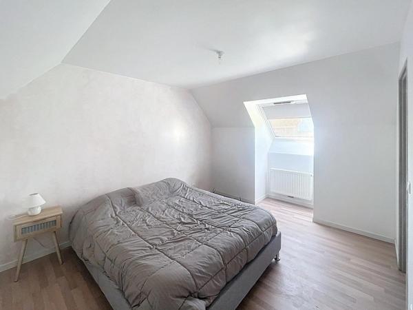 Pavillon aux portes de Peronne, face au canal