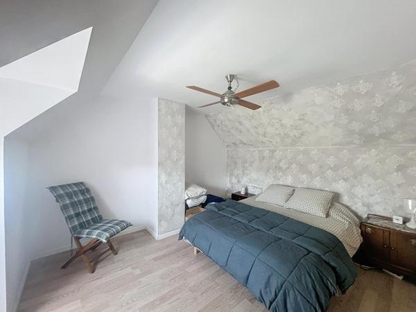 Pavillon aux portes de Peronne, face au canal