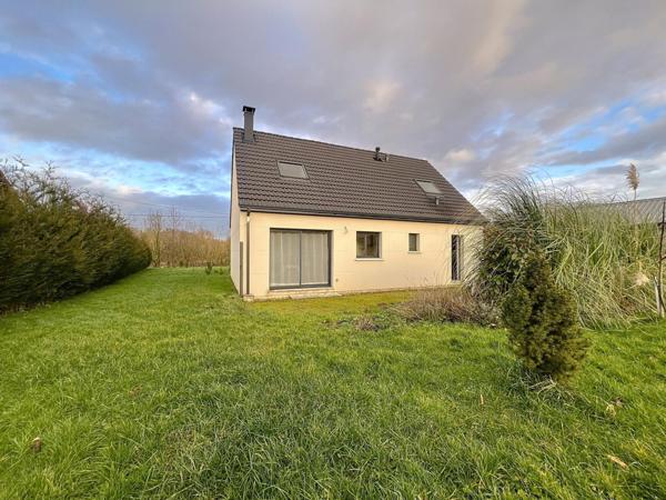 Pavillon aux portes de Peronne, face au canal