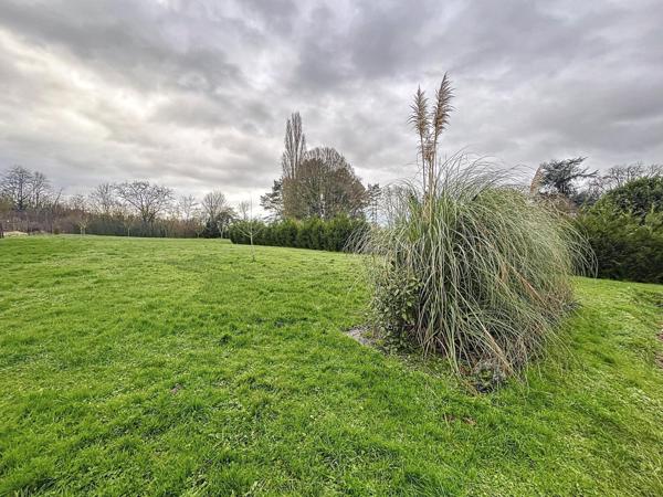 Pavillon aux portes de Peronne, face au canal