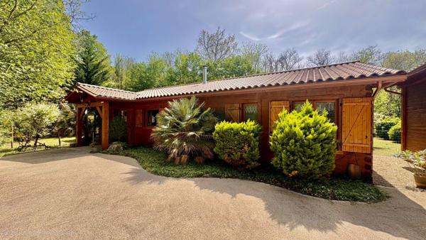 Maison T4 de 100m2 avec une véranda de 20m2, trois chambres, un salon/salle à manger avec cuisine ouverte, au calme, à l'orée du bois, 2300m2 de terrain piscinable, un garage de 50m2.