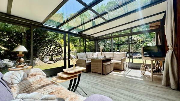 Maison T4 de 100m2 avec une véranda de 20m2, trois chambres, un salon/salle à manger avec cuisine ouverte, au calme, à l'orée du bois, 2300m2 de terrain piscinable, un garage de 50m2.