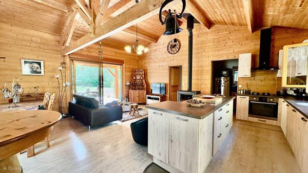 Maison T4 de 100m2 avec une véranda de 20m2, trois chambres, un salon/salle à manger avec cuisine ouverte, au calme, à l'orée du bois, 2300m2 de terrain piscinable, un garage de 50m2.