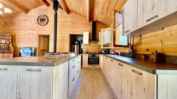 Maison T4 de 100m2 avec une véranda de 20m2, trois chambres, un salon/salle à manger avec cuisine ouverte, au calme, à l'orée du bois, 2300m2 de terrain piscinable, un garage de 50m2.