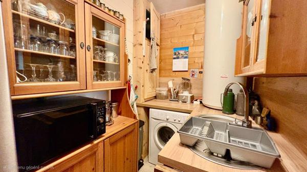 Maison T4 de 100m2 avec une véranda de 20m2, trois chambres, un salon/salle à manger avec cuisine ouverte, au calme, à l'orée du bois, 2300m2 de terrain piscinable, un garage de 50m2.