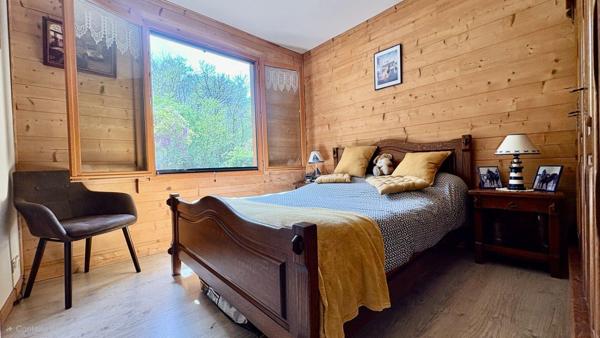 Maison T4 de 100m2 avec une véranda de 20m2, trois chambres, un salon/salle à manger avec cuisine ouverte, au calme, à l'orée du bois, 2300m2 de terrain piscinable, un garage de 50m2.