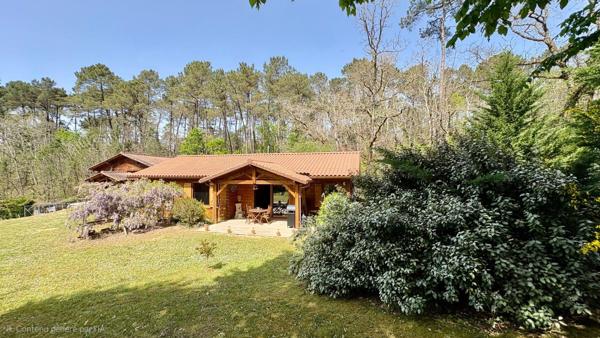 Maison T4 de 100m2 avec une véranda de 20m2, trois chambres, un salon/salle à manger avec cuisine ouverte, au calme, à l'orée du bois, 2300m2 de terrain piscinable, un garage de 50m2.