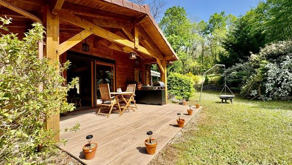 Maison T4 de 100m2 avec une véranda de 20m2, trois chambres, un salon/salle à manger avec cuisine ouverte, au calme, à l'orée du bois, 2300m2 de terrain piscinable, un garage de 50m2.