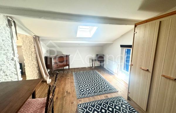 Maison charentaise rénovée - Beau terrain arboré.