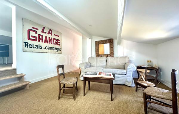 Maison charentaise rénovée - Beau terrain arboré.