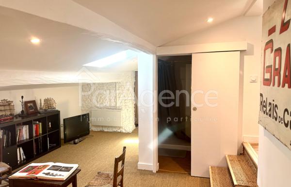 Maison charentaise rénovée - Beau terrain arboré.