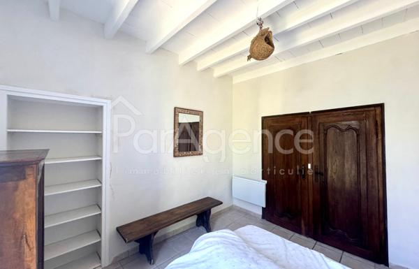 Maison charentaise rénovée - Beau terrain arboré.