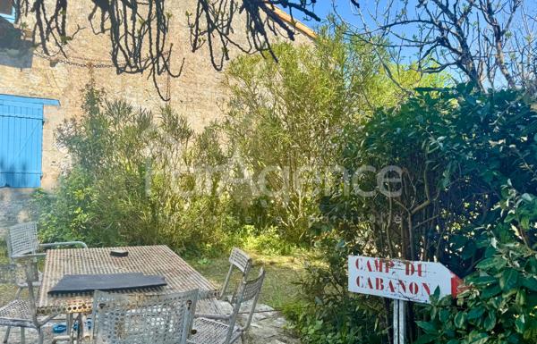 Maison charentaise rénovée - Beau terrain arboré.