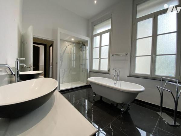 LE CATEAU CAMBRESIS : Appartement en rez-de-chaussée - deux chambres - jardin et garage