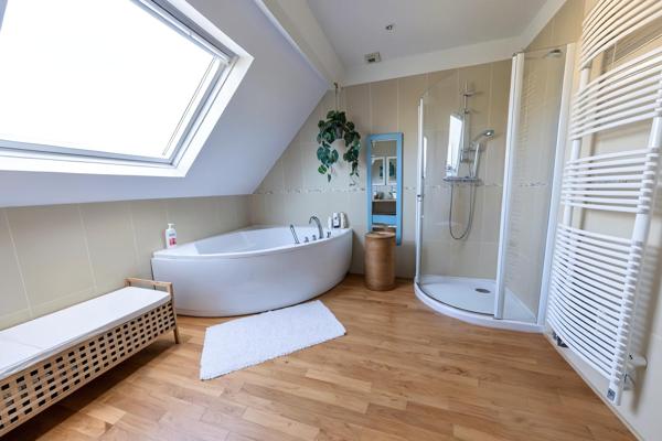 Maison
         8 pièces
        - 265 m² Bien prestige 799 000 € *