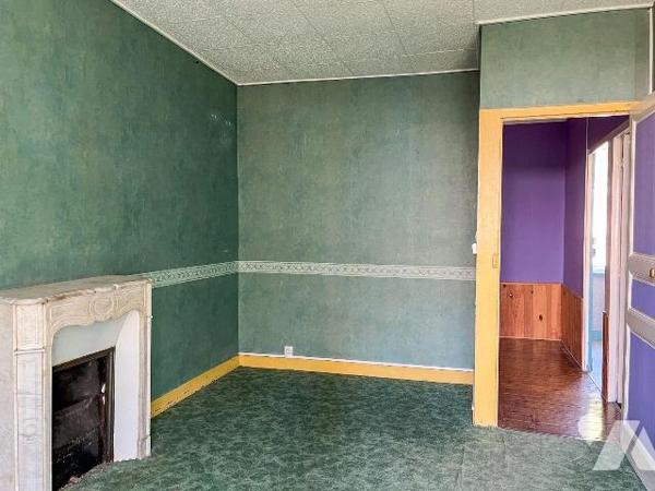 A proximité du Château de Combourg et du centre ville, maison en pierres à rénover comprenant :...