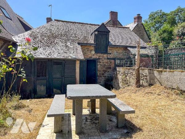 A proximité du Château de Combourg et du centre ville, maison en pierres à rénover comprenant :...