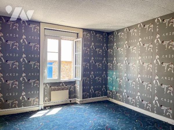 A proximité du Château de Combourg et du centre ville, maison en pierres à rénover comprenant :...