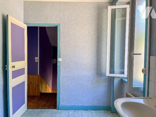 A proximité du Château de Combourg et du centre ville, maison en pierres à rénover comprenant :...