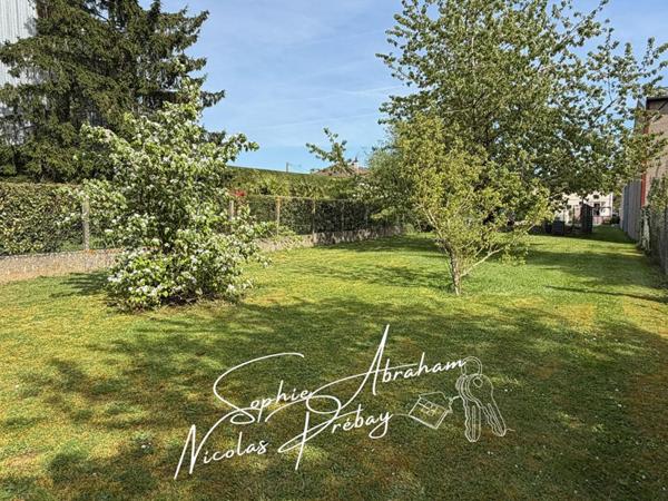 Maison familiale, 4 chambres avec grand terrain. Commerces et écoles sur place !