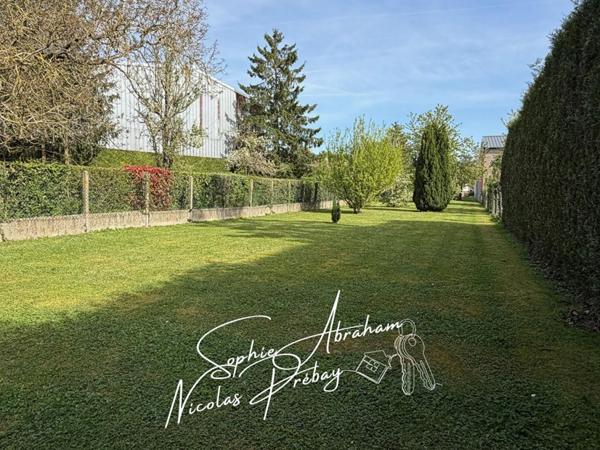 Maison familiale, 4 chambres avec grand terrain. Commerces et écoles sur place !