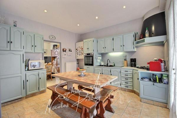 Maison familiale, 4 chambres avec grand terrain. Commerces et écoles sur place !