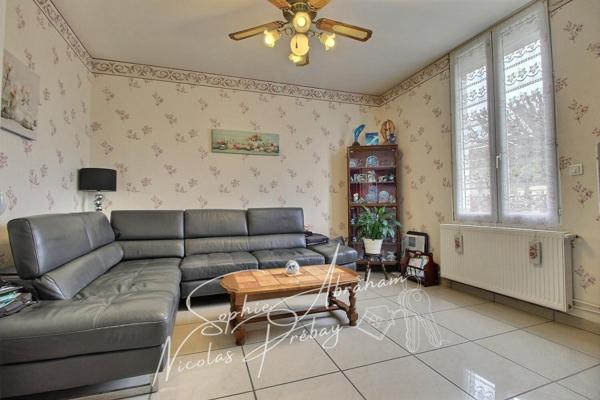 Maison familiale, 4 chambres avec grand terrain. Commerces et écoles sur place !