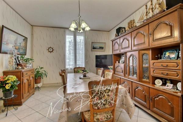 Maison familiale, 4 chambres avec grand terrain. Commerces et écoles sur place !