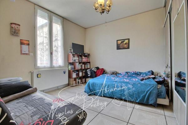Maison familiale, 4 chambres avec grand terrain. Commerces et écoles sur place !